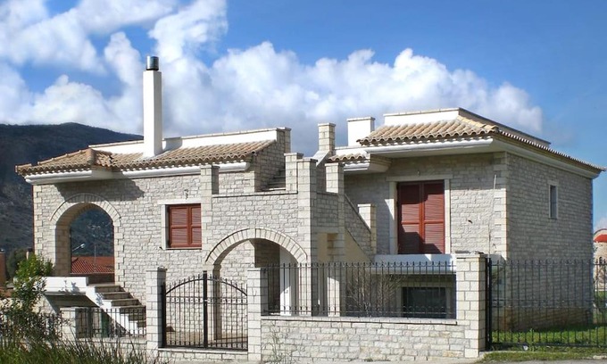 Igoumenitsa Apartment | ΤΟ ΠΕΤΡΙΝΟ - Καλοκαιρινό Σπίτι κοντά στα Σύβοτα - ΦΑΣΚΟΜΗΛΙΑ