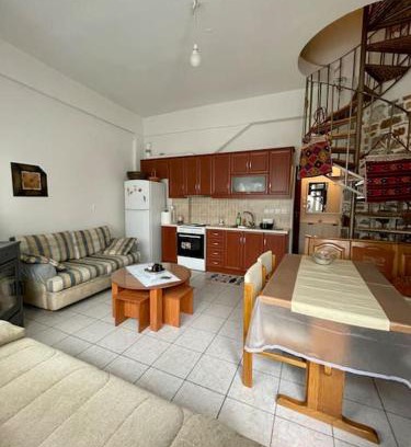 Manikia House | Όμορφο κατάλυμα στην κεντρική πλατεία του χωριού