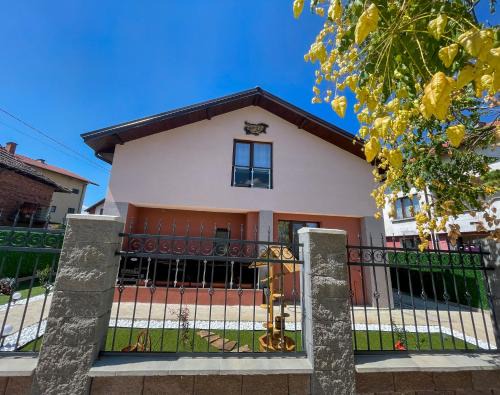 Vurshets House | Александровата Къща - Aleksandar Guest House with Garden and Pool