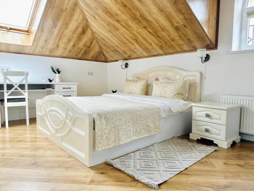 Kamenets-Podol'skiy Apartment | Апартаменти - Історія з вікна