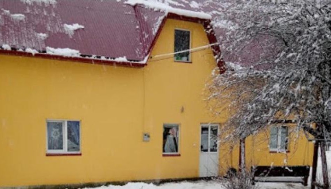 Podobovets House | Біля комори