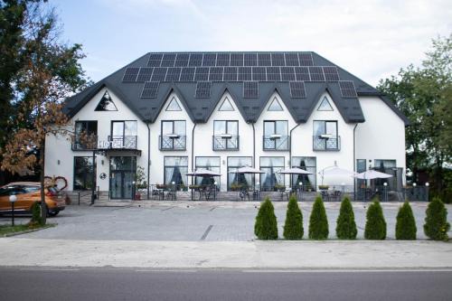 Nyzhnje Selyshche Hotel | Готельно-ресторанний комплекс Фамілія