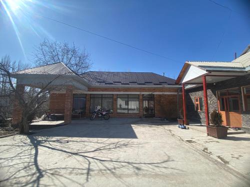 Kyrgyzstan House | Дом Паризата Үсөнова