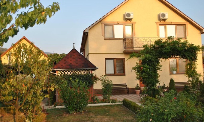 Holubyne House | Квітковий двір