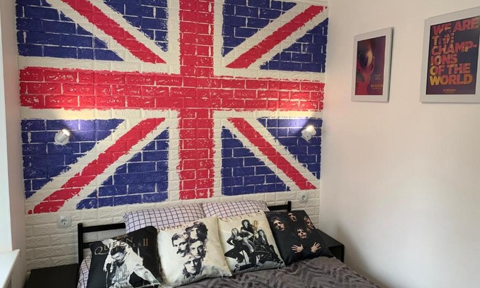 Podil Apartment | Рок-н-ролл студии в центре Киева на Подоле Queen и The Beatles