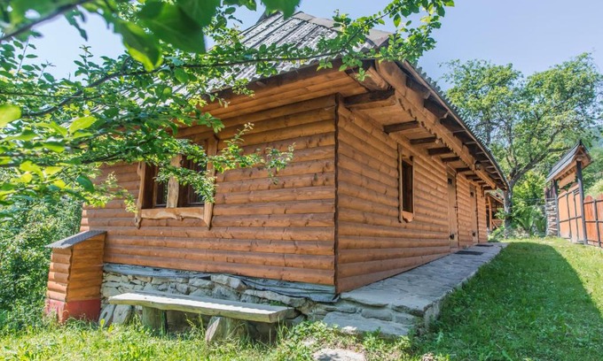 Serednye Ski Chalet | Садиба над потоком