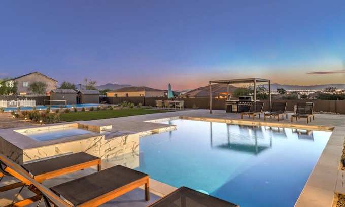 Foothills House | ᨒ CIELO Vegas Strip Views, Lux Oasis w Pool+Spa+Pickleball. Pet Friendly