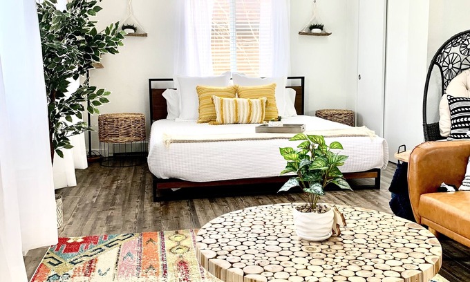 Scenic Heights Apartment | ᨒMonthly rent discountsᨒBoho ChicᨒSkylightsᨒKing BedᨒFast Wifi