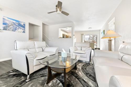 Cheyenne Meadows House | ᨒStylish 4BR - Movie Lounge - 10 min to Ft Carsonᨒ