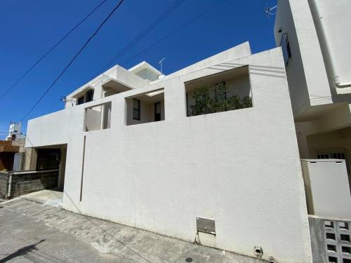 Naha City Centre House | 国際通り徒歩3分 無料駐車場2台 空港車で10分 トイレ2 最大8人 松尾style