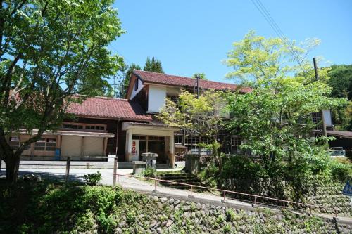 Shimoichi Apartment | 奈良吉野の小学校跡地ゲストハウス-五右衛門風呂体験-漫画図書室-卓球台-一棟貸し-素泊まり-吉野山天川村観光-Small inn attached to a historic school building