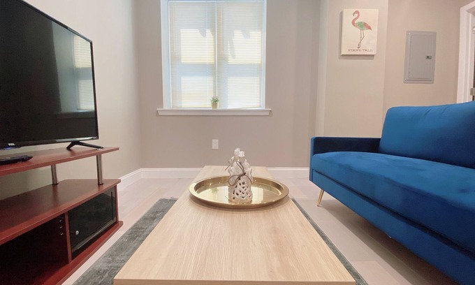 Logan Square Apartment | 白玉霓 | Ugni Blanc 1 BR/1 BA @ City Hall
