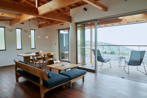 Atami House | 相模湾と熱海の街を一望できるサウナと半露天温泉の一軒家
