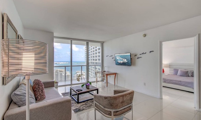 Downtown Miami Apartment | 0142 Skyline Serenity 1B/1B – 10% Off for Thanksgiving