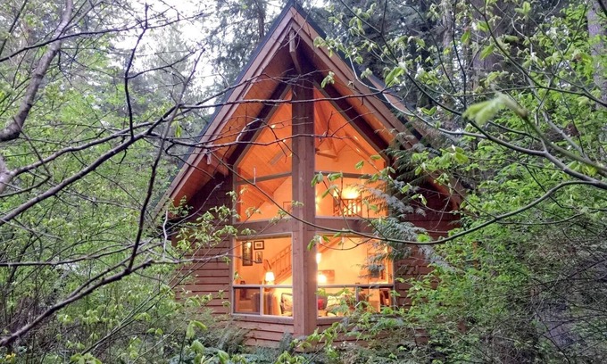 Glacier Cabin | 04SL - Hot Tub - BBQ - Pets OK - Sleeps 5 by RedAwning