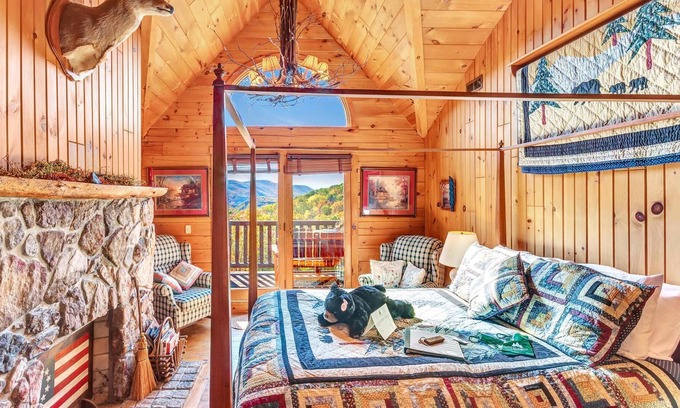 Cabins House | 05) Eagles Nest Room