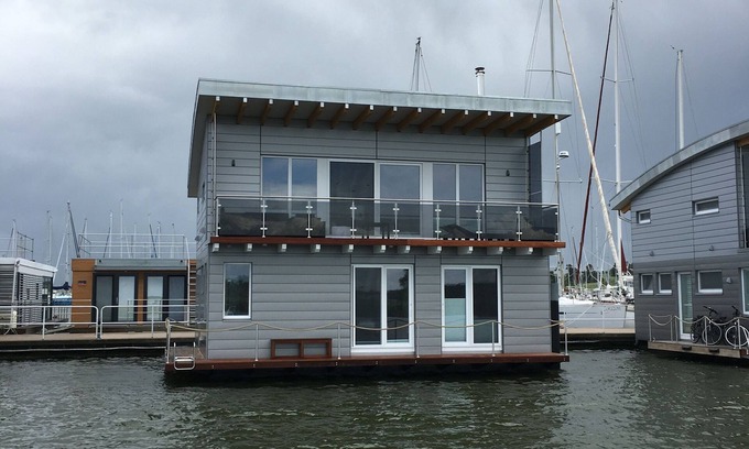 Kroeslin House | 06. floating houses (105 m²) Nanna - Floating houses no. 9 with fireplace, sauna and 2