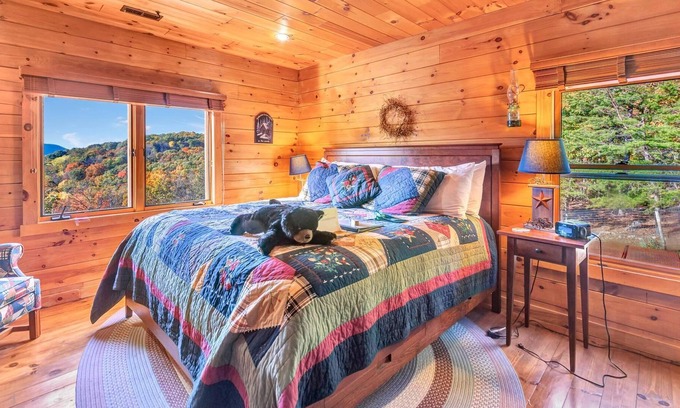 Cabins House | 06) The Smoke Hole Room