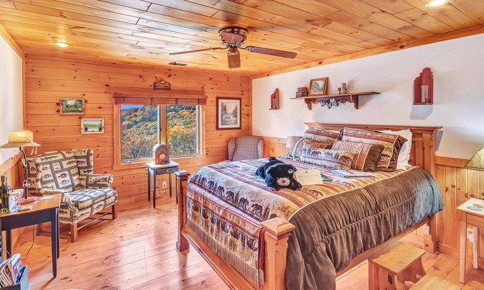 Cabins House | 08) Cave Mountain Room