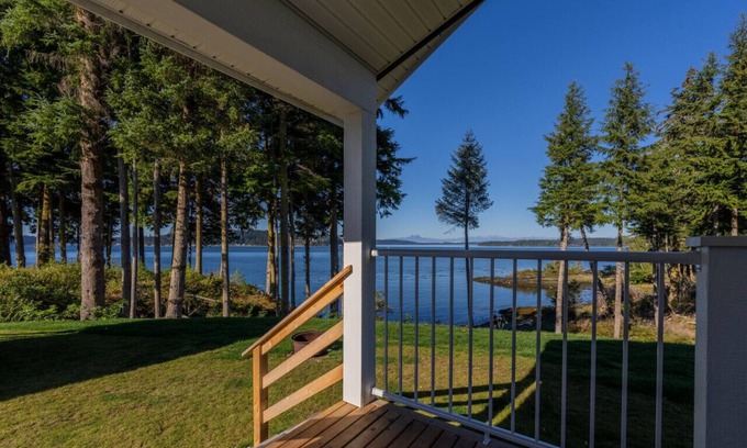 Regional District of Mount Waddington Cottage | 09 - Kingfisher Cottage By The Sea at Alder Bay