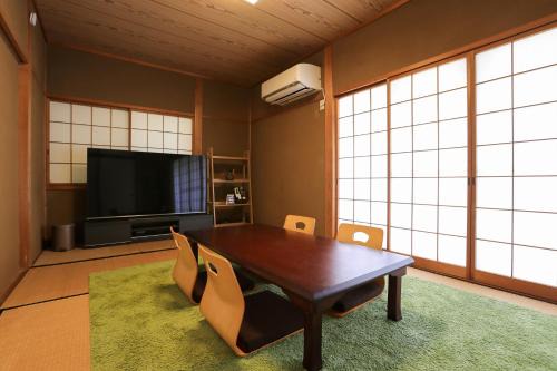 Fukui Apartment | 1日1組限定の貸切の民泊です全館禁煙です屋外喫煙所無し間取りは2LDkです毎年12月8日から2月28日の駐車場は使用不可能です
