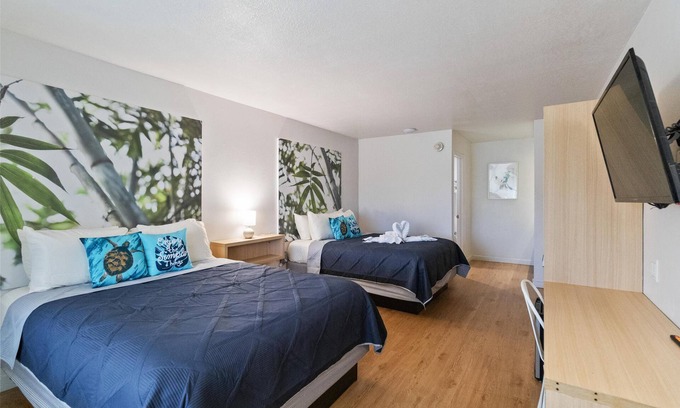 Campbell Condo | 1/1 Condo-Hotel with double bed and community pool miles from Disney!