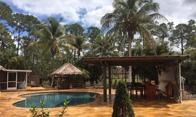 Hunt Club Apartment | 1/1 pool & tiki hut near Wellington Equestrian washer dryer access stores close