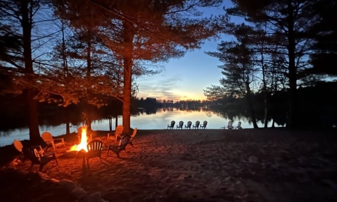 Evart House | 1/2 acre, 450 feet of lake frontage and a sandy beach with sunsets!