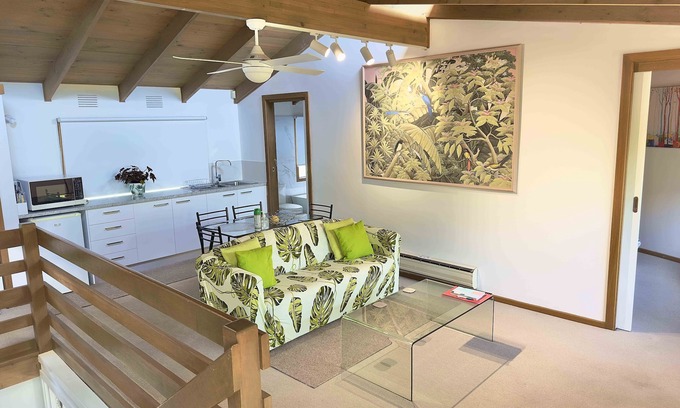 Williamstown Apartment | 1-2 B/R Apartment, Central Williamstown, close to beach, cafes, trains, shops