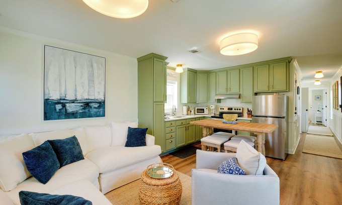 Pass Christian Cottage | < 1/2 Mi to Beach: Gem w/Lanai in Pass Christian