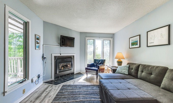 Warren Condo | < 1/2 Mi to Sugarbush Resort: Condo w/Deck!