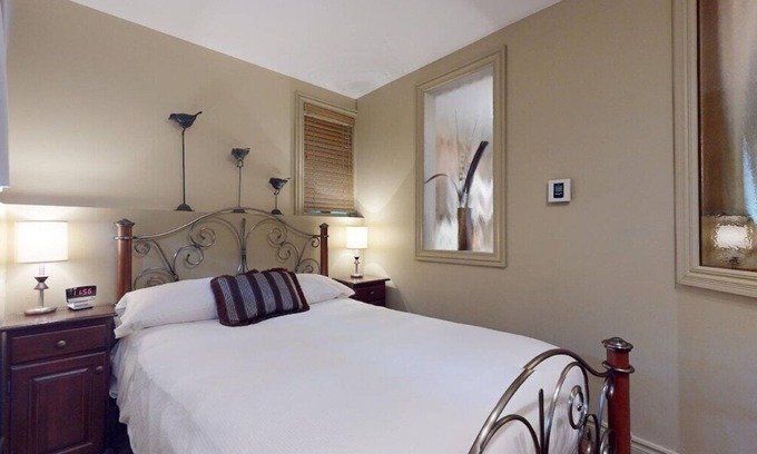 Beaupre Apartment | 1-212 : Superior Studio - sleeps 4.