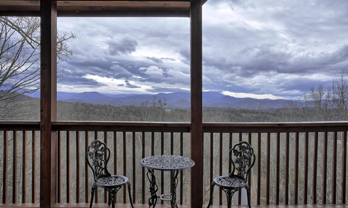 Sevierville Cabin | 1/3mile of Dollywood/Amazing Mts View/wifi/another cabin #1237057 1mile away
