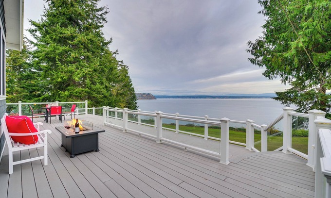 Langley House | 1/4 Mi to Beach: Family Home w/Spacious Deck!
