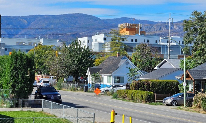 South Pandosy House | 1.5 blocks Kel Gen Hosp/Pets OK/5min OUC/1.5km Dwntwn/2.5 blocks to Sunny Beach