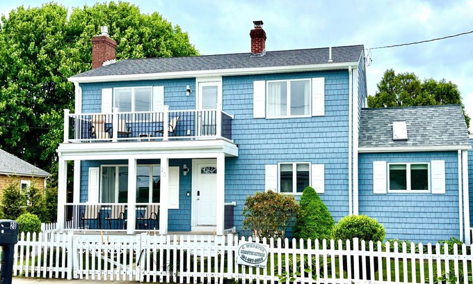 Narragansett House | 1.5 blocks to Scarborough beach, Narragansett, fenced in yard, AC - New Updates!
