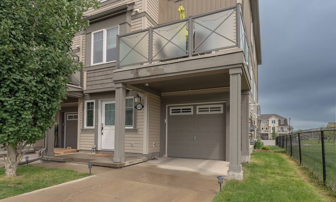 Airdrie House | 1.5 hrs to Banff, Cozy Townhome in Airdrie with AC
