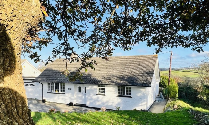 Illogan House | 1.5 miles to Portreath Beach, hiking, cycling & secure garage for bikes etc