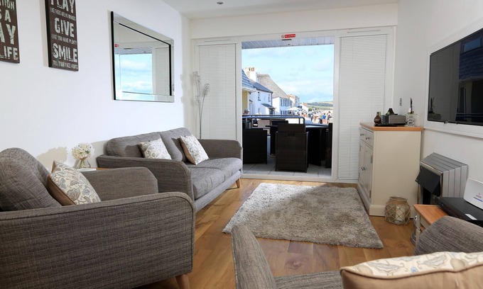 Torcross Cottage | 1 AT THE BEACH, pet friendly, with a garden in Torcross