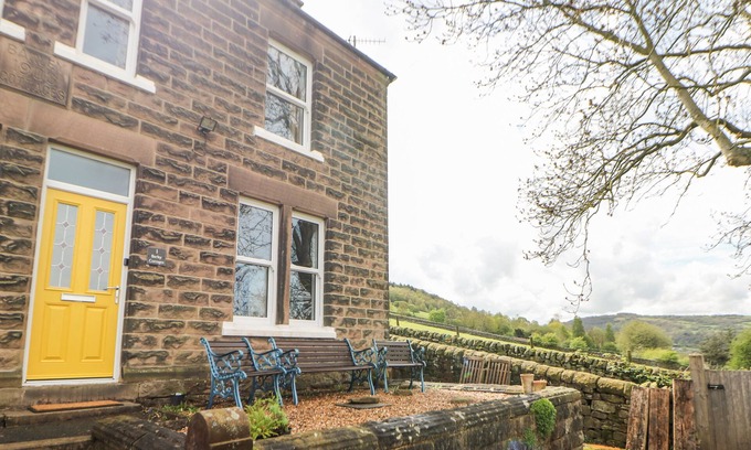 Holestone Moor Cottage | 1 BARLEY COTTAGES, pet friendly, character holiday cottage in Matlock