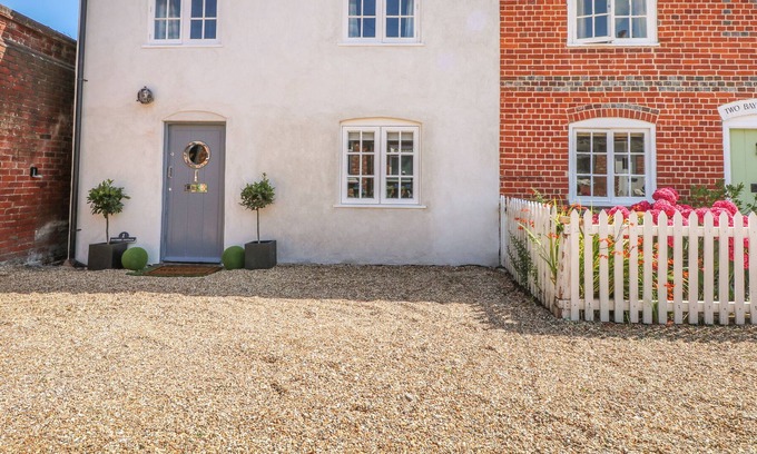 Lower Swanwick Cottage | 1 BAYTREE COTTAGE, pet friendly, with hot tub in Swanwick, Hampshire