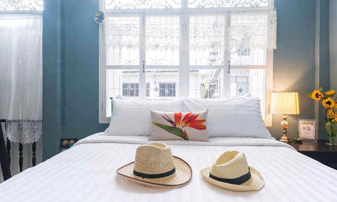 Talat Noi Bed & Breakfast | 1 BD in Chinese Shophouse, Chinatown BKK