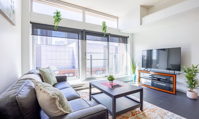 Gastown Condo | 1 BD studio with free parking