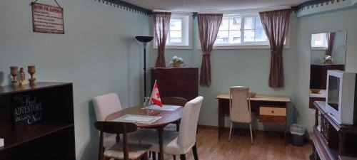 Hamilton Apartment | 1-bdrm apartment 3 min walk to McMaster University