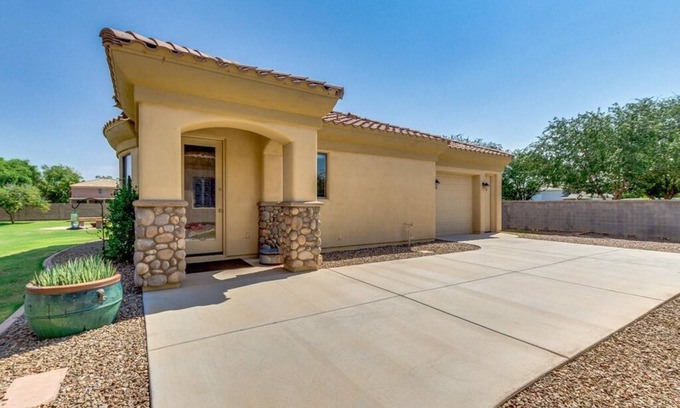 Gilbert House | 1 Bed/1 Bath Upscale Casita, Sleeps 2/4, Garage, Heated Pool, BBQ, and more.