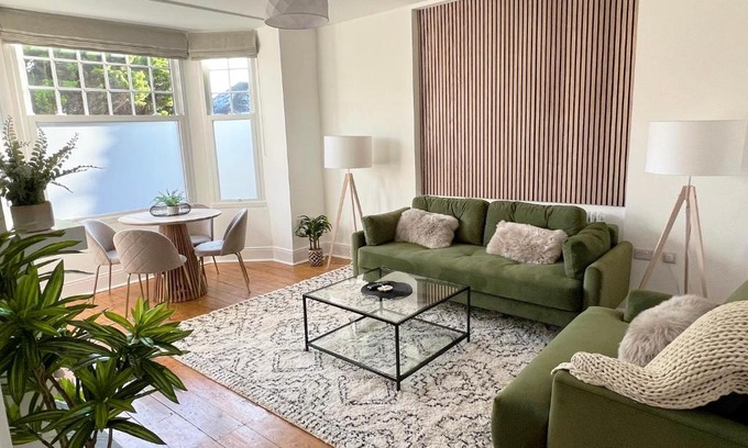 Yeovil Apartment | 1 Bed/1 Sofa Bed 'Scandi' Style Ground Floor Apartment