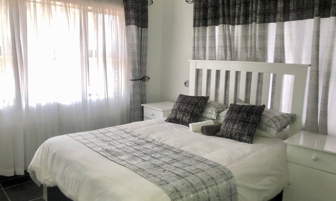 Mazowe Apartment | 1 bed apartment in Mount Pleasant Heights - 2014