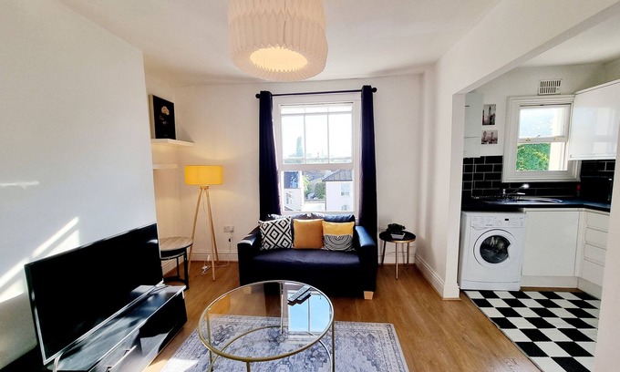 Mile End Apartment | 1 Bed Apartment -Near tube/Hospital/Queen Mary Uni