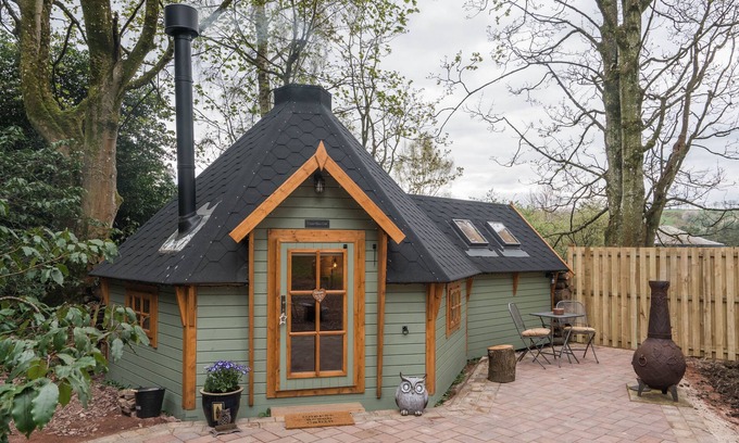 Carluke Cabin | 1-Bed Cabin, 2 Adults, Outdoor Bath & Wood Burner