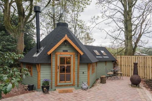 Carluke House | 1-Bed Cabin 2 Adults Outdoor Bath & Wood Burner